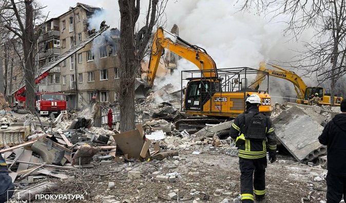 Удар РФ по багатоповерхівці в Харкові: кількість жертв зросла до 11, тривають рятувальні роботи