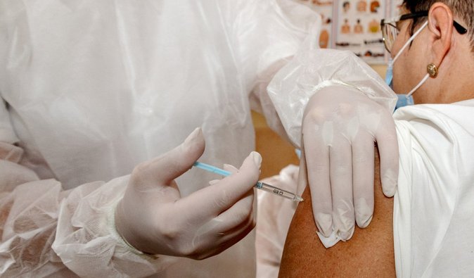 "Чем больше появляется штаммов COVID - тем менее эффективными становятся вакцины", - иммунолог