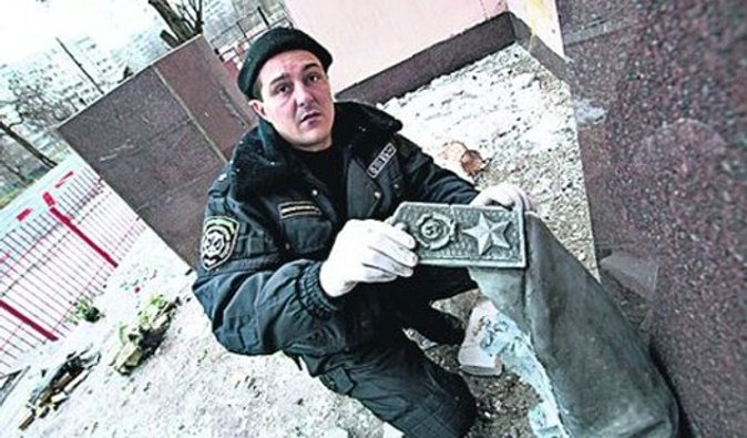 Подозреваемого в порче памятника Сталину выпустили на поруки