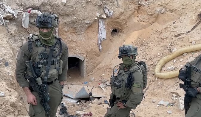 Ад под Газой: журналисты показали, как выглядят туннели ХАМАС, где месяцами держали заложников
