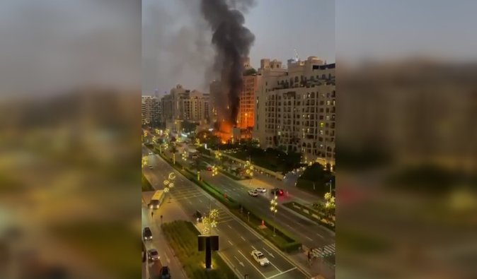 Іран масовано атакує ОАЕ: стався прильот біля відомого готелю, є жертва та поранені (відео)