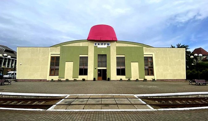 Вокзал в панамке: Калуш оригинально встретит юбилейного пассажира "Стефания экспресса" (фото)