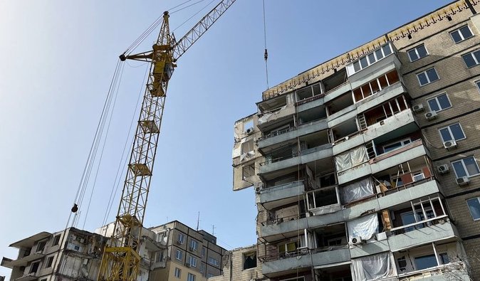 У Дніпрі із залишків зруйнованого РФ під'їзду в Дніпрі будують насип для яхт-клубу (фото, відео)