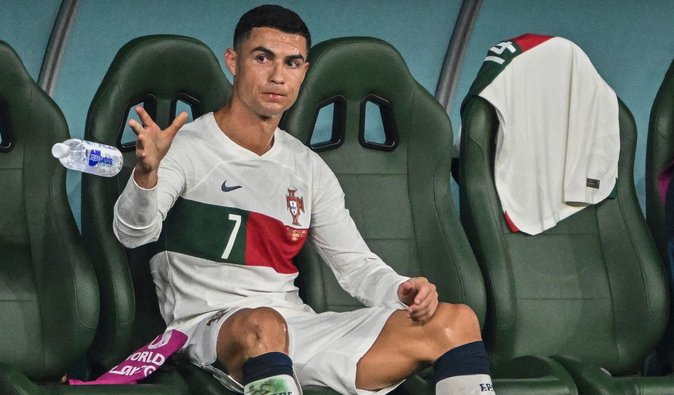 С улыбкой и в бассейне. Криштиану Роналду запостил первое фото после проигрыша на ЧМ-2022