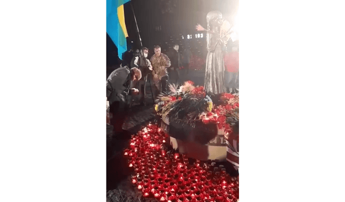 Пожилой киевлянин съел хлеб с мемориала Голодомора во время памятных мероприятий (видео)