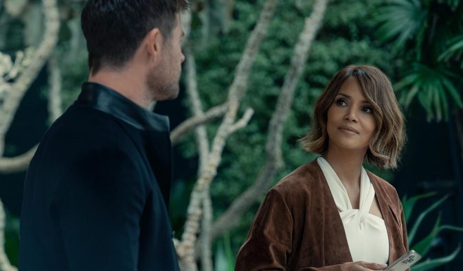 Холли Берри и Крис Хемсворт идут на ограбление в Лос-Анджелесе: каким вышел триллер в стиле 90-х