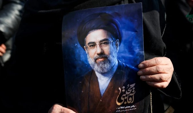 Одержим концом света: бывший одноклассник Хаменеи-младшего рассказал о новом правителе Ирана