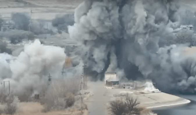 Вытекло уже 20 млн кубометров воды: чем грозит разрушение Кураховской дамбы (видео)