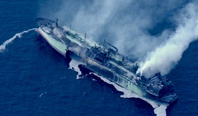 Таких было всего 11: у берегов Ливии утонул танкер РФ Arctic Metagaz (видео)