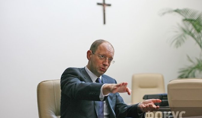 Яценюк предложил выдавать звание Героя Украины не только украинцам