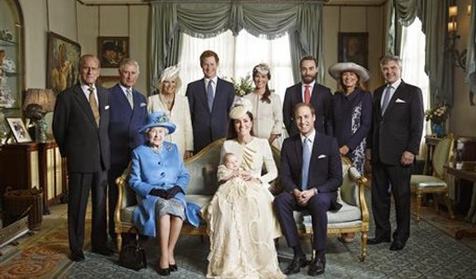 Опубликовано официальное фото королевы Елизаветы II с тремя будущими монархами