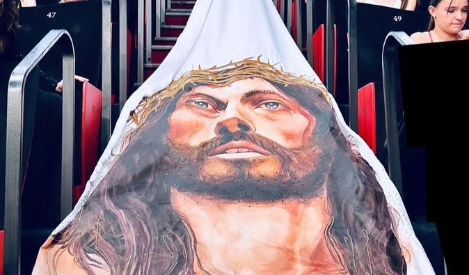 Конфликт в Каннах: на красной дорожке актриса устроила скандал из-за платья с Иисусом (видео)