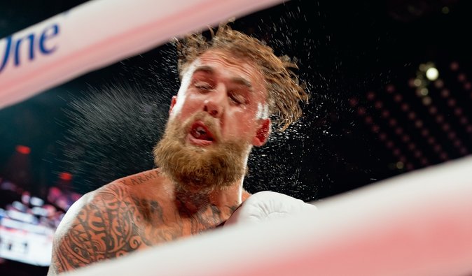 Джейк Пол показал свою сломанную нокаутом челюсть (фото)