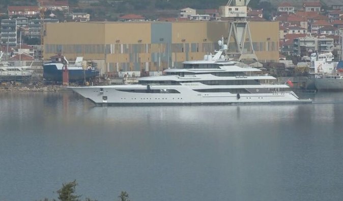 Тимчасово відпливала: в АРМА пояснили рух яхти Медведчука в Хорватії (фото)