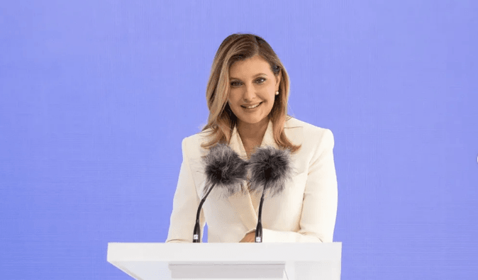 Елена Зеленская поразила белоснежным деловым костюмом (фото)