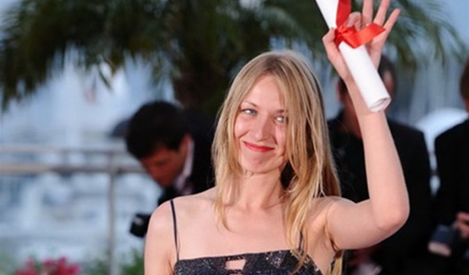 Украинка, победившая в Каннах, не может вернуться домой