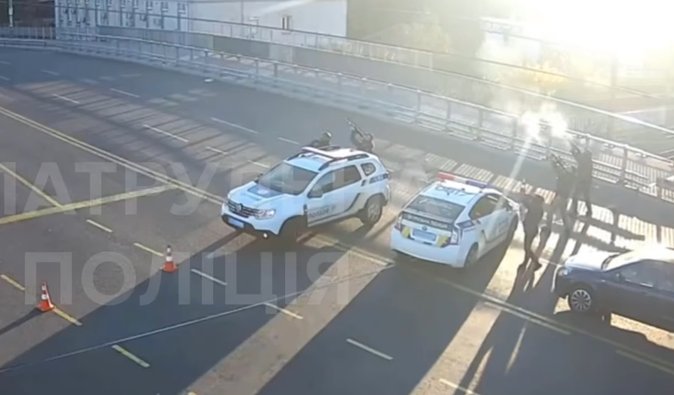 Поліцейські збили дрон над Києвом з автоматів та отримали нагороди: що відомо (відео)