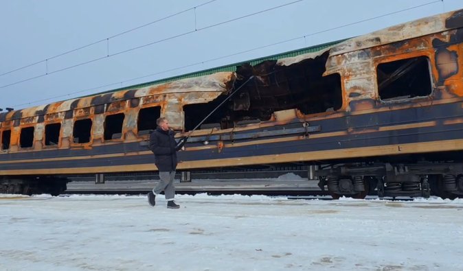 Свидетельство преступлений ВС РФ: уничтоженный россиянами поезд везут в Киев (видео)