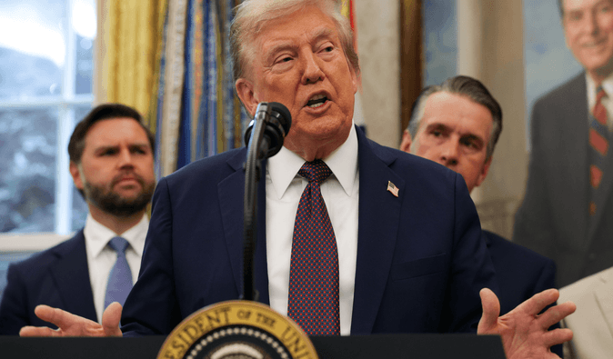 "Противники тарифов — дураки": экономика США процветает, и каждый американец получит $2000, — Трамп