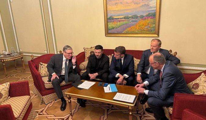 Макрон попередив Зеленського про зраду США: Der Spiegel опублікував стенограму розмови