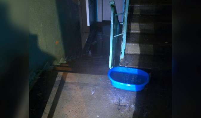 "Вода заливает целые подъезды": в разных районах Киева фиксируют массовые прорывы труб (видео)