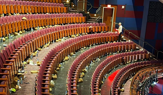 Залишили гори сміття: у соцмережах показали зал, де вручали "Оскар"