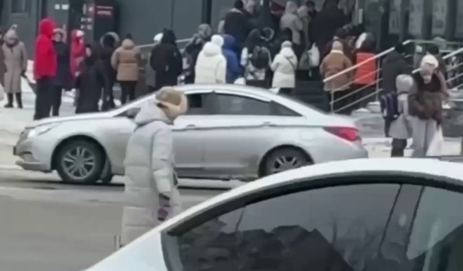 Частичный блэкаут в Киеве: люди спешат купить еду в еще работающих супермаркетах (видео)