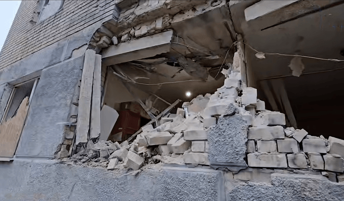 РФ обстріляла перинатальний центр в Херсоні: в момент удару лікарі приймали пологи (відео)