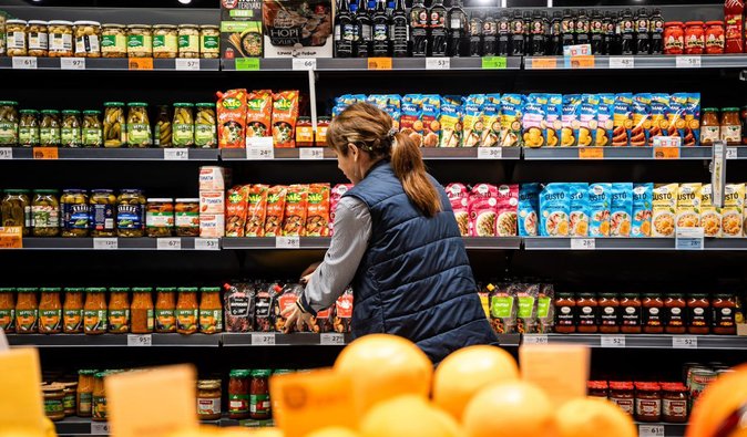 Несмотря на отключение света, супермаркеты Киева работают: правительство координирует их работу, — Свириденко