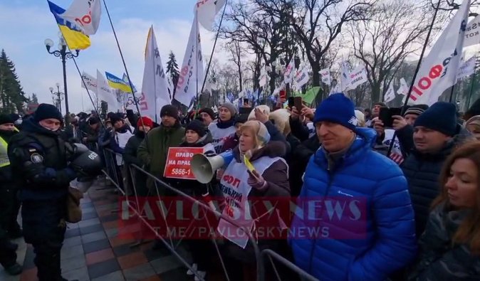 Обстановка накаляется: "ФОПы" пришли митинговать под Верховную Раду (видео)