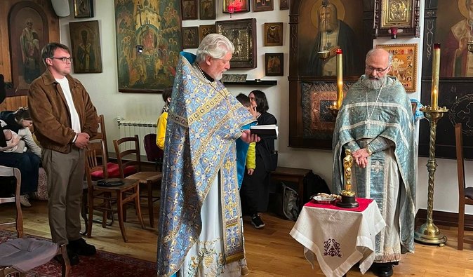 Главный герой фильма "Мистер Никто против Путина" освятил Оскар в Париже (фото)