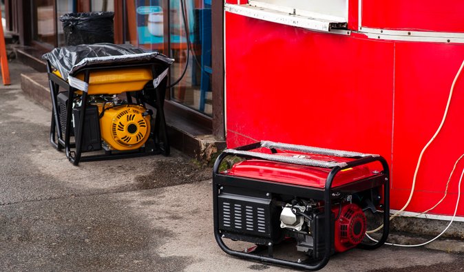 Жорстка зима в Україні. Економісти прогнозують зліт цін на генератори, свічки та акумулятори