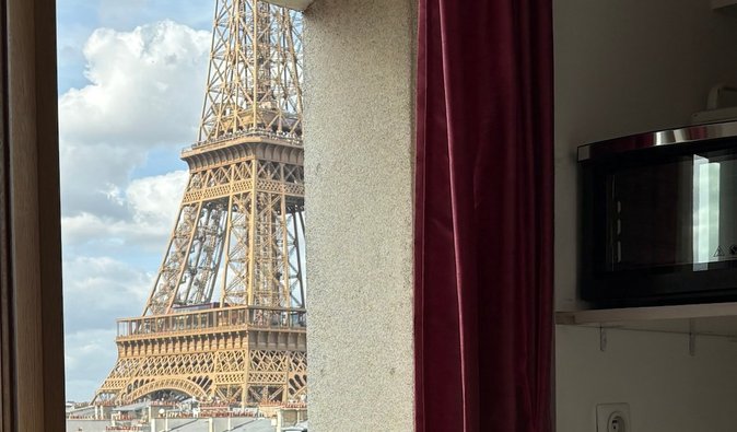 Скільки туристам коштує пожити з видом на Ейфелеву вежу – ціни в Парижі дивують (фото)