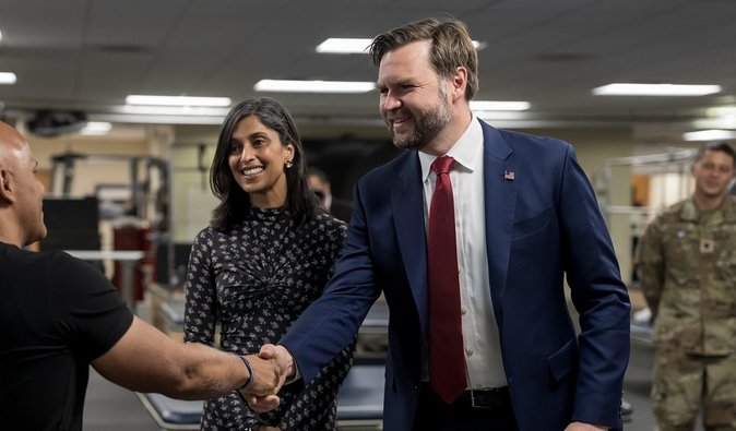 Джей Ди Вэнс на грани развода с женой после объятий с вдовой Чарли Кирка, — СМИ