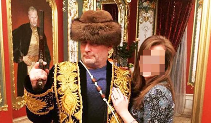 Позолота, лепнина и целый арсенал: опубликованы фото из дома "Мытищинского стрелка" в Подмосковье