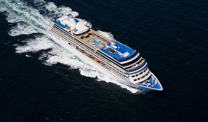 Аварийный лайнер с украинскими пассажирами добрался до порта