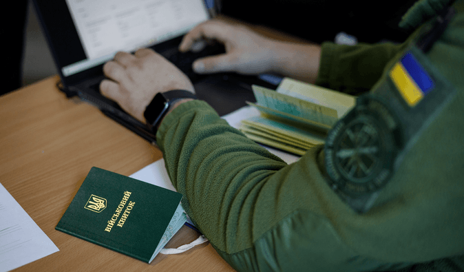 Отримали відсточку через "схеми": 85% українців віднесли блогерів до "ухилянтів", — опитування