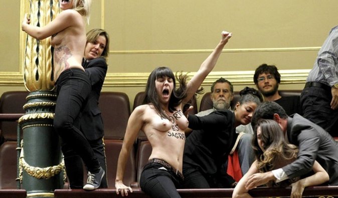 Активистки Femen сорвали заседание парламента Испании