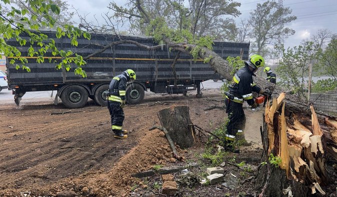 "Оранжевый" уровень опасности: синоптики прогнозируют шквалы и дожди в Украине (карта)