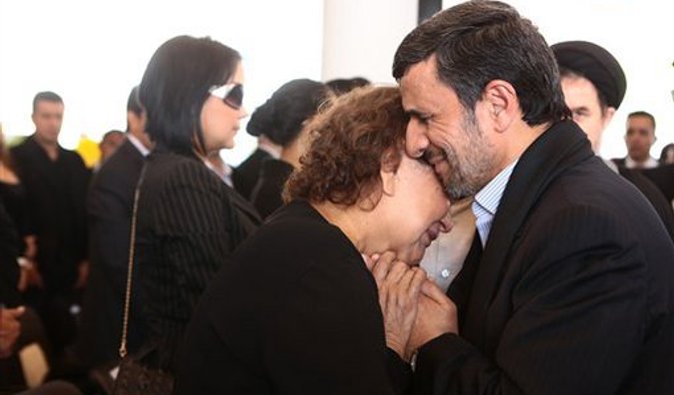 В Иране разгорелся скандал из-за объятий Ахмадинеджада с матерью Чавеса