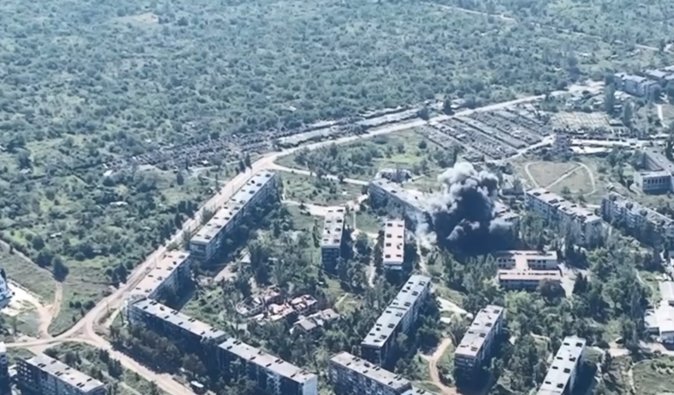 "Точний приліт": бійці ЗСУ показали удар керованої авіабомби по штабу РФ в Соледарі (відео)