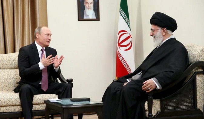 Боится "дворцового переворота": смерть аятоллы Хаменеи усилила паранойю Путина, — Politico