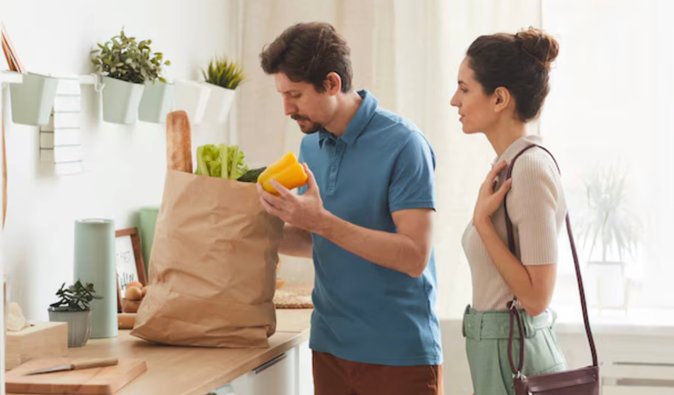 Девушка попросила парня помочь распаковать продукты, но была готова к тому, что увидит