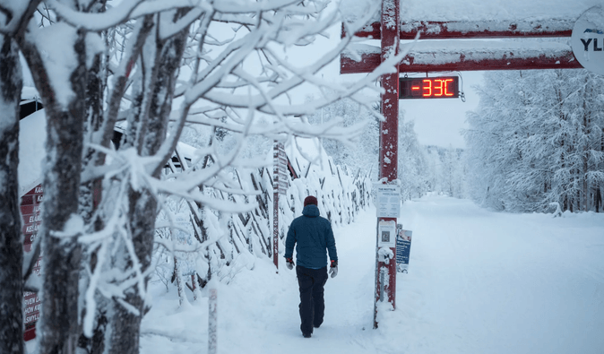 Тисячі людей застрягли в популярній серед туристів країні: що сталося (фото)