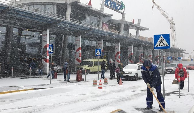 Из-за сложных погодных условий аэропорт "Киев" не смог ночью принять самолеты