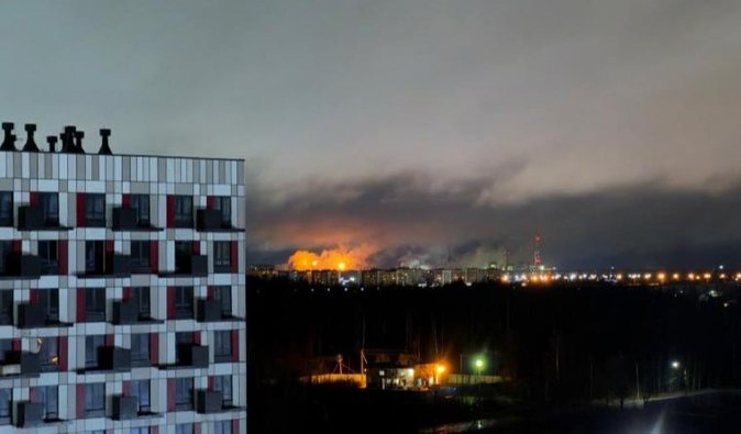 Россию всю ночь атаковали дроны: в Новгородской области пылает крупное химическое предприятие, — соцсети (фото, видео)