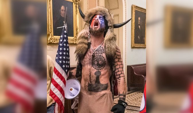 "Шаман", наказанный за штурм Капитолия, получил помилование от Трампа: что планирует делать