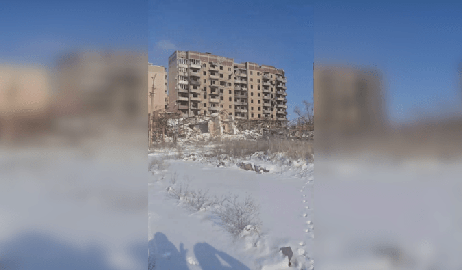 Руины домов и могилы во дворах: в сети показали, как выглядит оккупированный Угледар (видео)