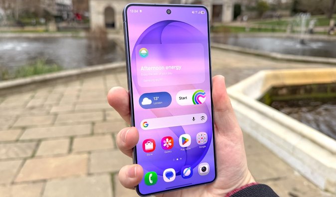 Лучшие смартфоны февраля: топовые Galaxy S26, доступный Pixel 10a и не только (фото)
