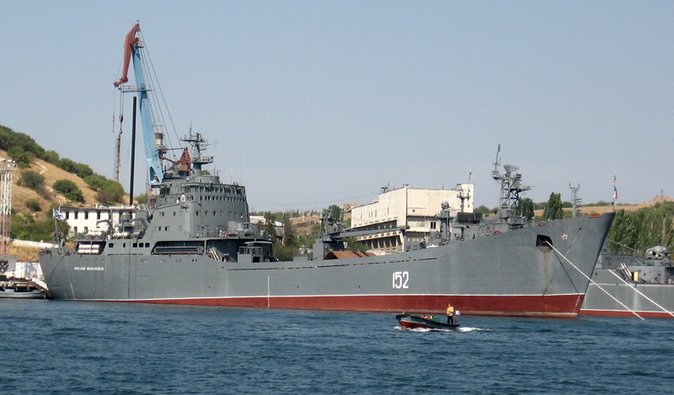 В Крыму ГУР ударило по БДК "Ямал" и "Николай Фильченков" РФ: экипаж был на палубе (видео)